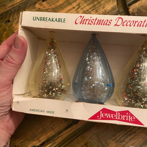 Vintage Set of 6 Jewelbrite Plastic Christmas Tree & Poinsettia Ornaments - Picture 6 of 10